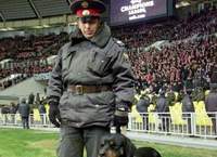 Собака с милицией на матче Лиги чемпионов в Лужниках